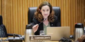 La decana Consuelo Serres reclama en el Congreso una legislación que apoye al sector y medidas urgentes para frenar la fuga de talento veterinario