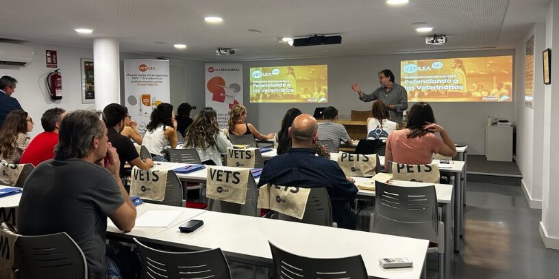 El Colegio de Veterinarios de Almería aborda los últimos avances en dermatitis atópica y barrera cutánea en pequeños animales